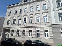 DACHGESCHOSSWOHNUNG IN WUNDERSCHÖNEM STILALTBAU *INKL. KÜCHE, KLIMA  & BALKON*