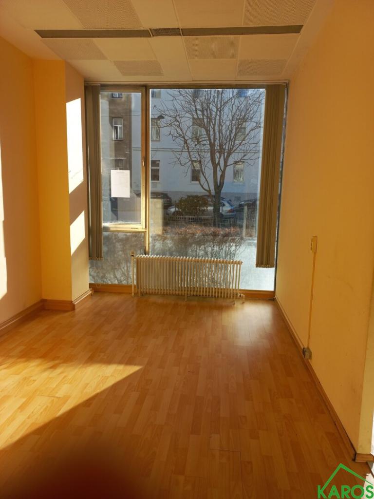 SONNIGES, EBENERDIGES BÜRO *MÖBLIERT*