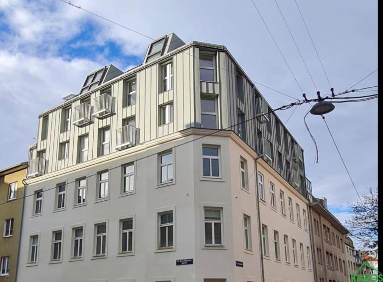 DACHGESCHOSSWOHNUNG MIT EINBAUKÜCHE *ERSTBEZUG*