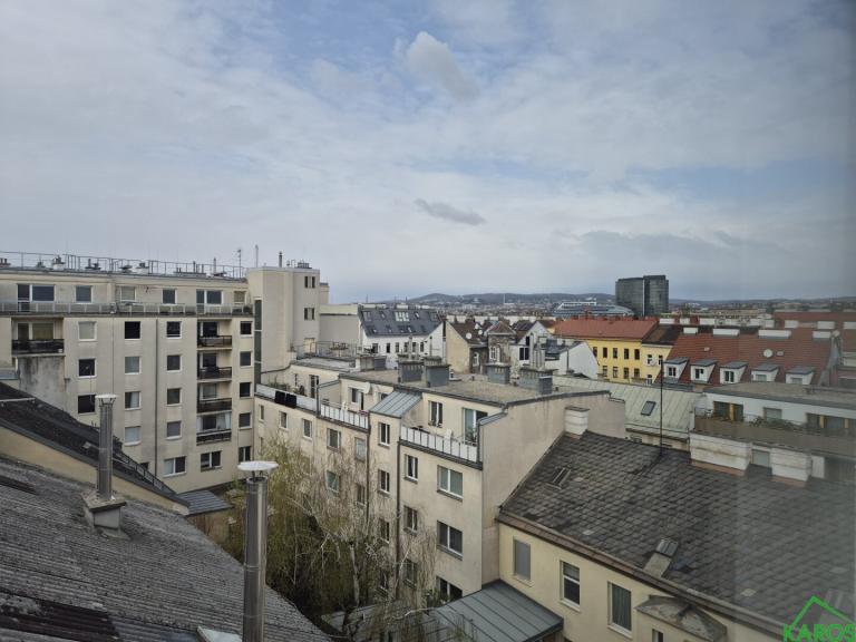 KLEINE FEINE DACHGESCHOSS-WOHNUNG MIT EINBAUKÜCHE *ERSTBEZUG*