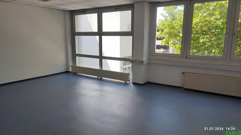 SONNIGER BÜROSTANDORT AN DER A22!