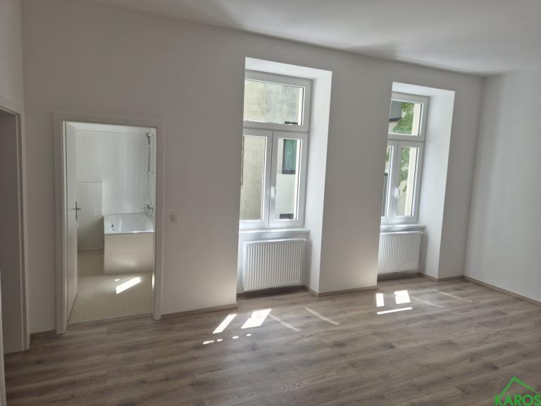WUNDERSCHÖN SANIERTER 2-ZIMMER-ALTBAU *ERSTBEZUG NACH KATEGORIEANHEBUNG*