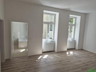 WUNDERSCHÖN SANIERTER 2-ZIMMER-ALTBAU *ERSTBEZUG NACH KATEGORIEANHEBUNG*