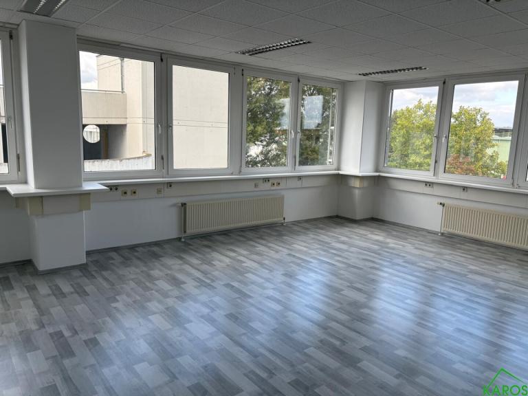 KLEINBÜRO DIREKT AN DER AUTOBAHNABFAHRT STREBERSDORF