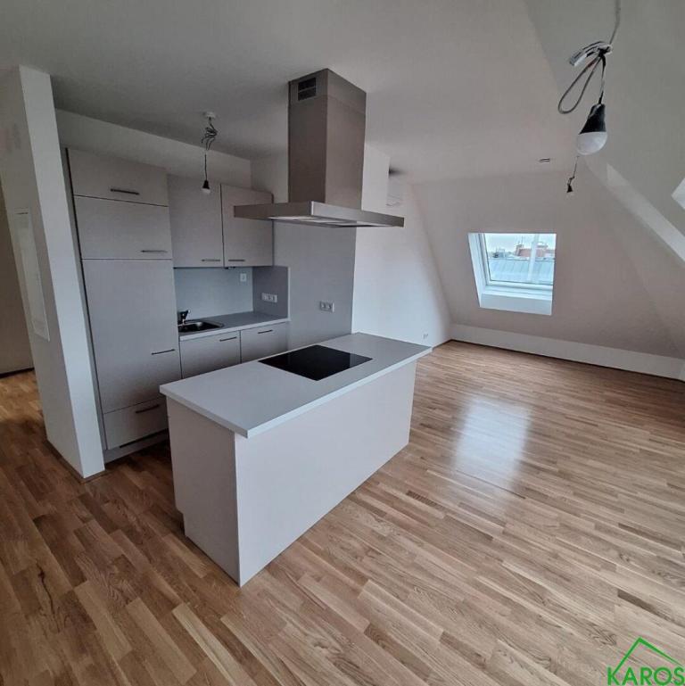WUNDERSCHÖNE DACHGESCHOSS-WOHNUNG *ERSTBEZUG*