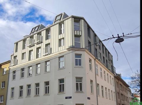 DACHGESCHOSSWOHNUNG MIT EINBAUKÜCHE *ERSTBEZUG*