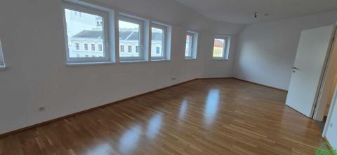 2-ZIMMER-DACHGESCHOSSWOHNUNG MIT TERRASSE UND EINBAUKÜCHE!
