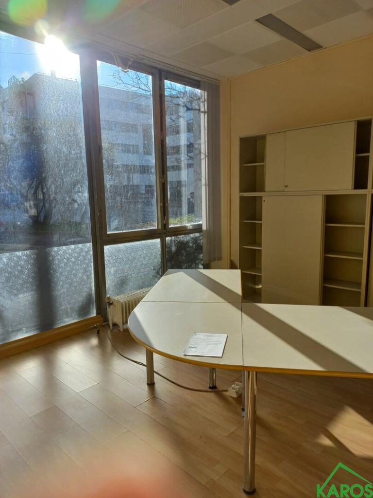 SONNIGES, EBENERDIGES BÜRO *MÖBLIERT*