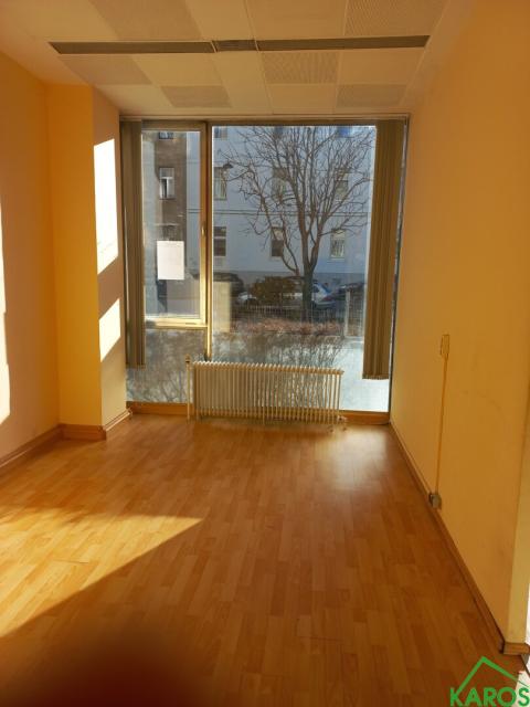 HELLES EBENERDIGES BÜRO *MÖBLIERT*